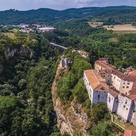 Апартаменты Two-bedroom In Veli Jezenj